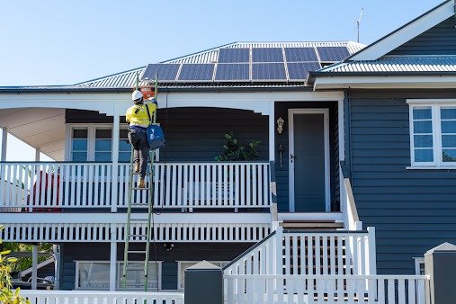 Instalación de placas solares en una vivienda de la provincia de Alicante