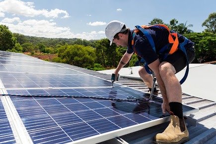 Instalación de placas solares en una vivienda de la provincia de Castellón